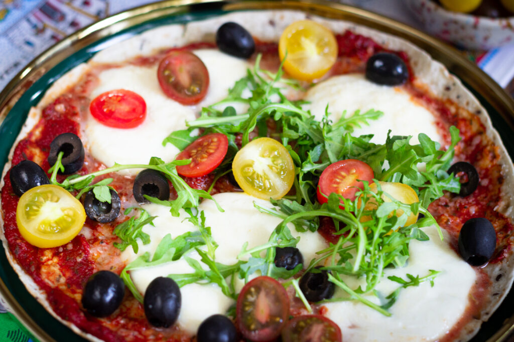 Tortilla a’la pizza Margerita, smaczne i pyszne włoskie śniadanie.