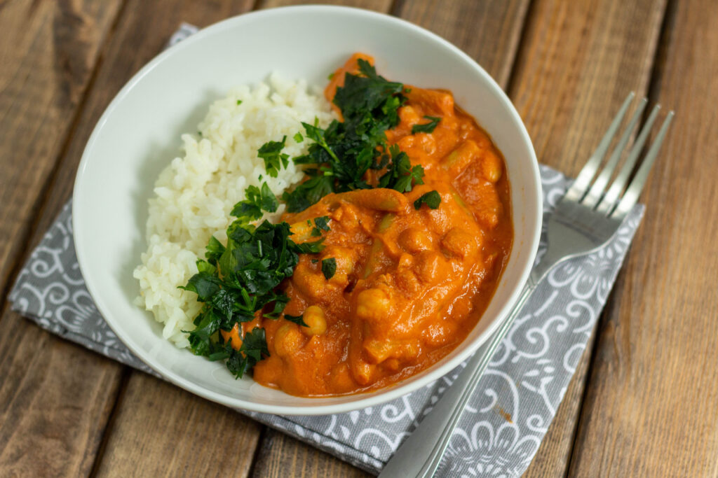 Wegetariańskie curry orzechowe. Przepis na blogu smako-kształcenie.