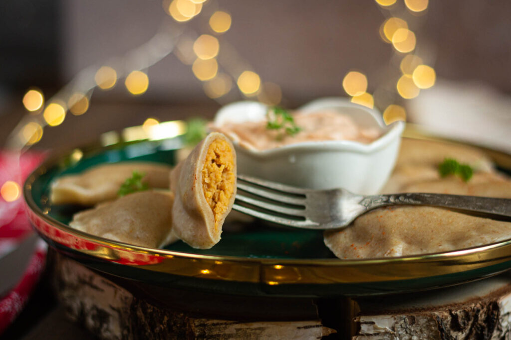 Pierogi orkiszowe z ciecierzycą. Przepis na blogu smako-kształcenie.