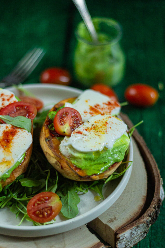Pieczone bataty z pesto i mozzarellą