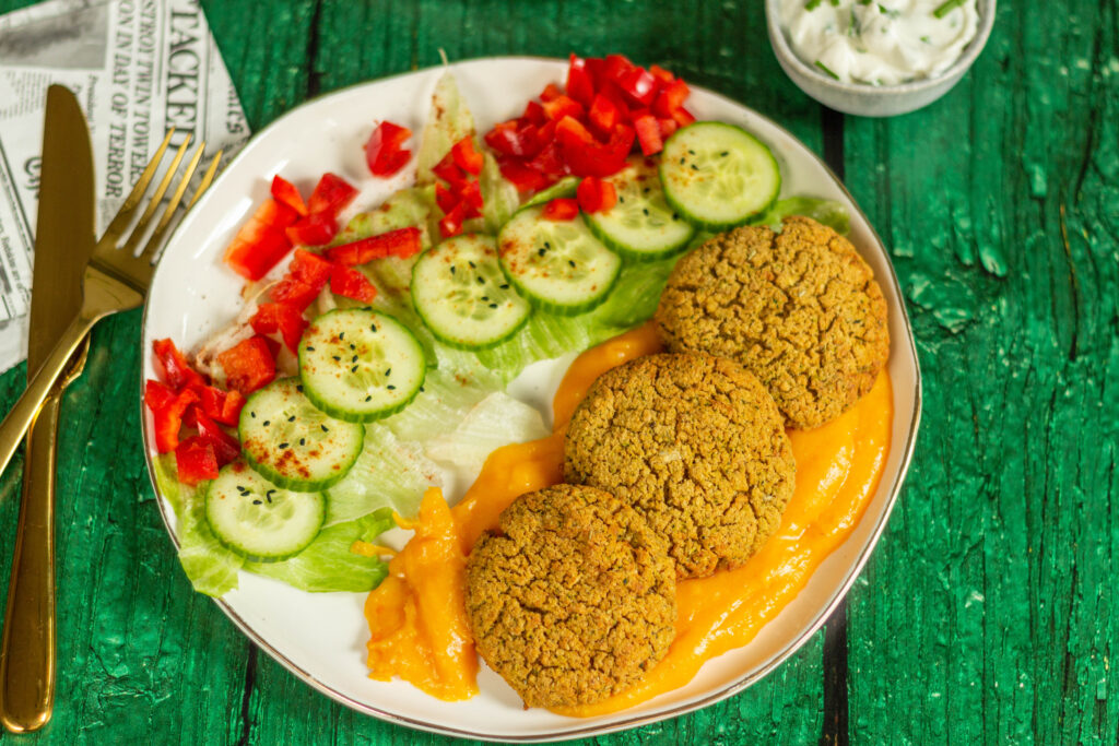 Kotleciki z ciecierzycy i cukinii na puree z ziemniaków, marchwi i pomarańczy