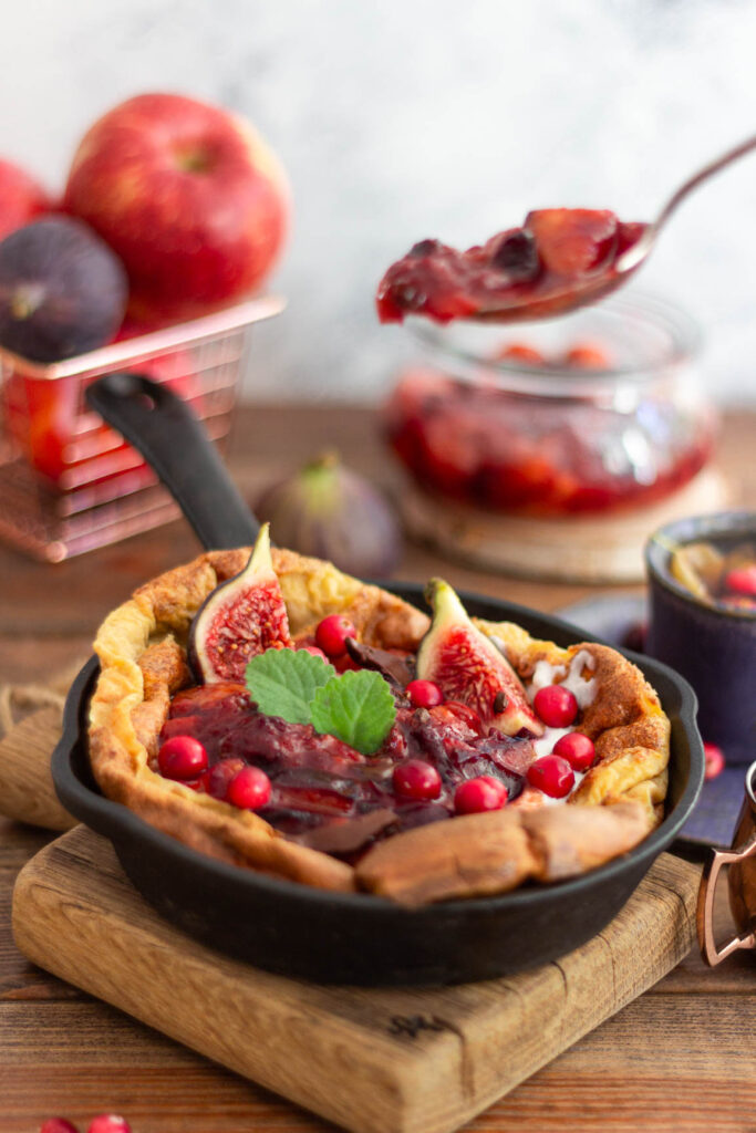 Dutch Baby ze śliwką i skyrem