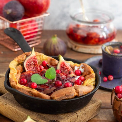 Dutch Baby ze śliwką i skyrem