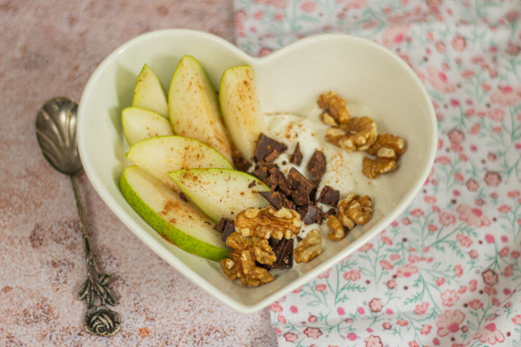 Skyr naturalny z owocem i orzechem