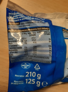 Porównanie mozzarelli zwykłej z mozzarellą light