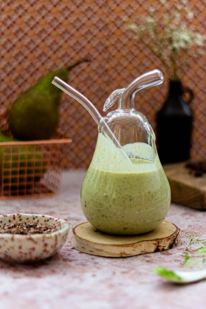 Kremowy koktajl gruszkowy ze skyrem, matchą, siemieniem lnianym i gorzką czekoladą