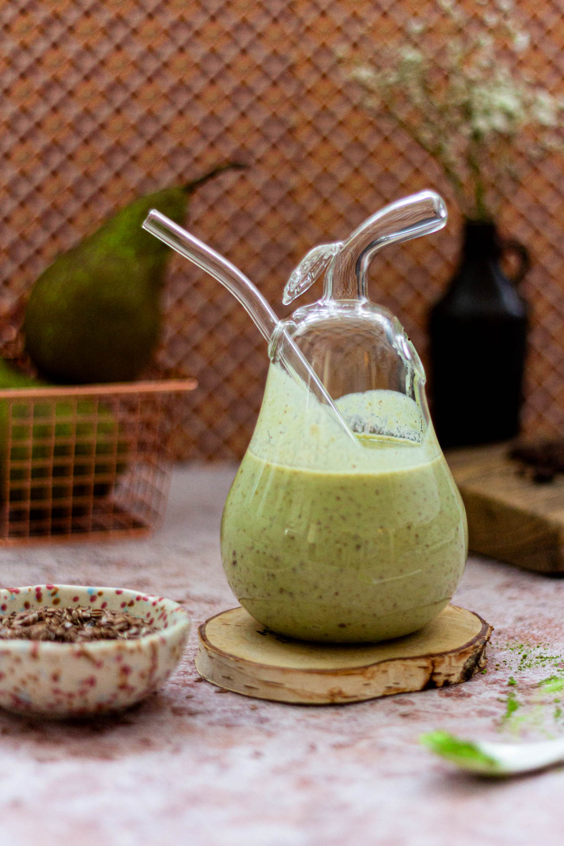 Kremowy koktajl gruszkowy ze skyrem, matchą, siemieniem lnianym i gorzką czekoladą