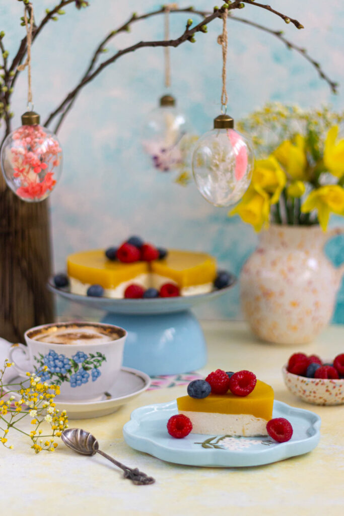 Skyrnik z mango podany na stole z kawą i dekoracją wiosenną