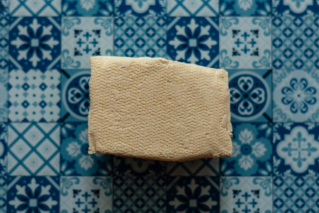Kostka naturalnego tofu w całości