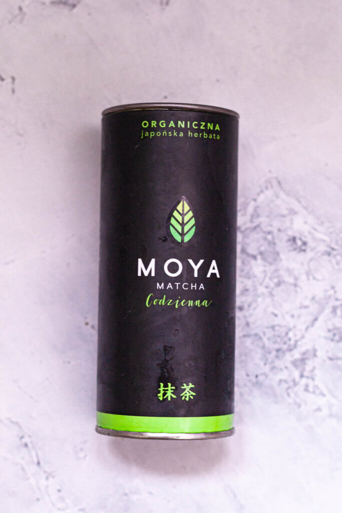 Czarne opakowanie organicznej japońskiej herbaty matcha na jasnym tle