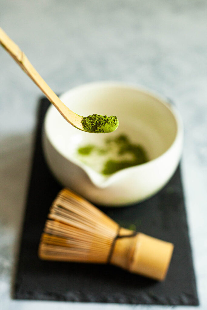 Matcha w proszku odmierzana bambusową miarką chashaku przed przygotowaniem napoju