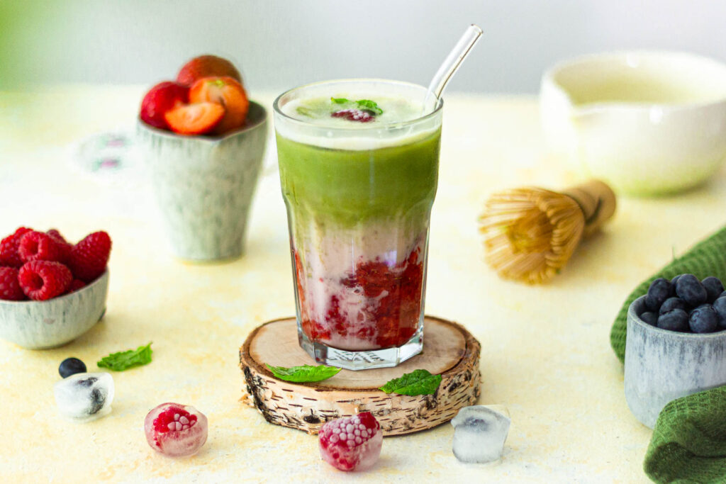 Truskawkowa matcha latte