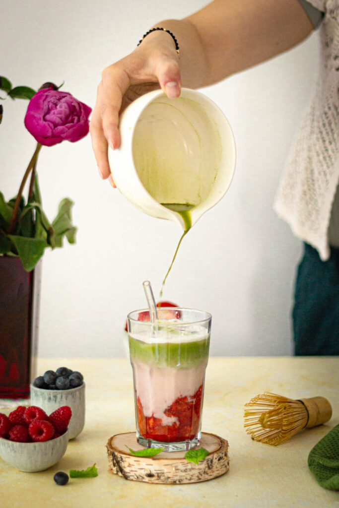Truskawkowa matcha latte z akcesoriami do matchy