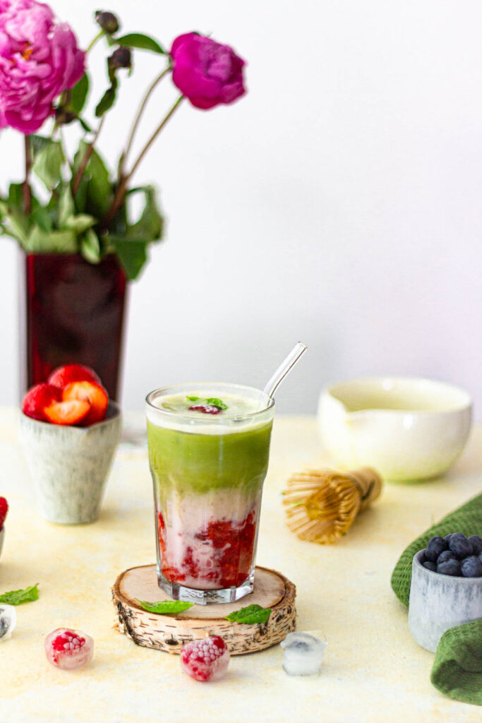 Matcha latte z truskawkami i owocami