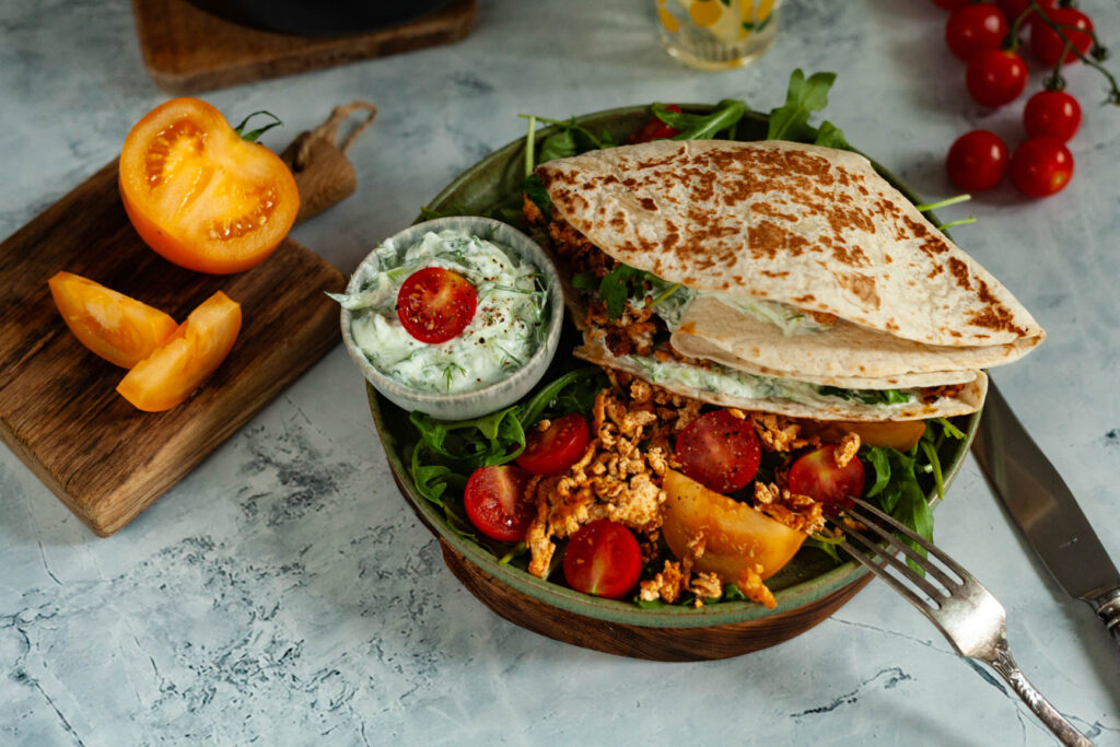 Tortilla z tofu gyros, warzywami i sosem tzatziki