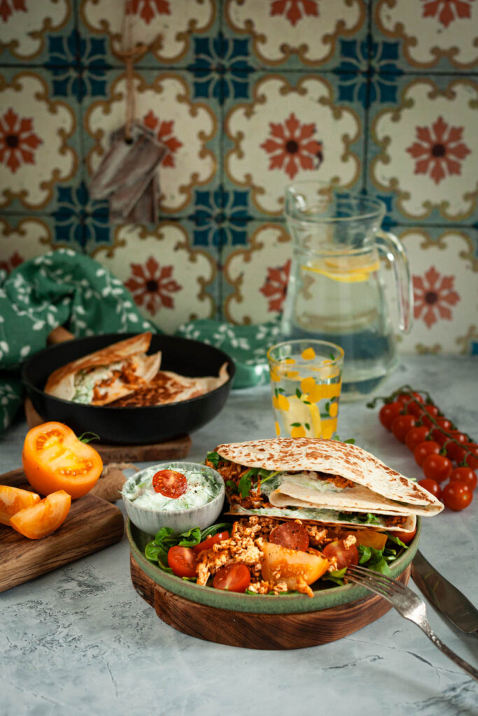 Tortilla z tofu gyros podana z sosem tzatziki