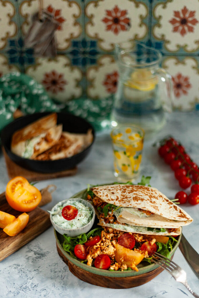 Prosta tortilla z tofu gyros i warzywami