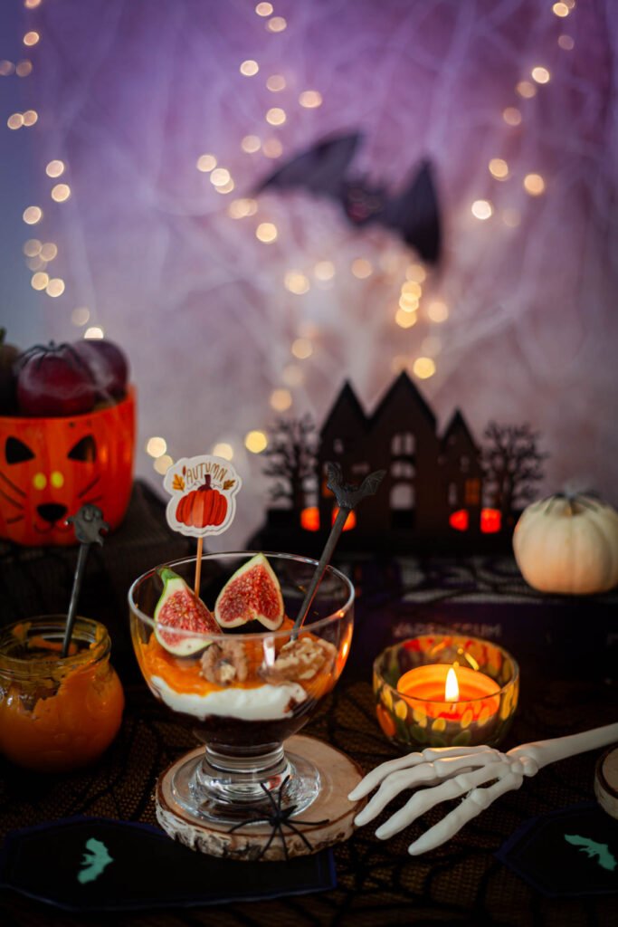 Deser halloweenowy z dynią i skyrem, udekorowany świeżymi figami i orzechami włoskimi.