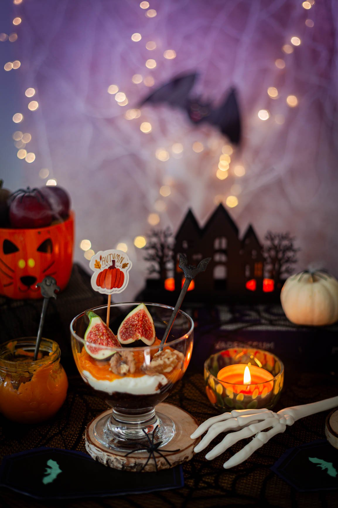 Deser halloweenowy z dynią i skyrem, udekorowany świeżymi figami i orzechami włoskimi.